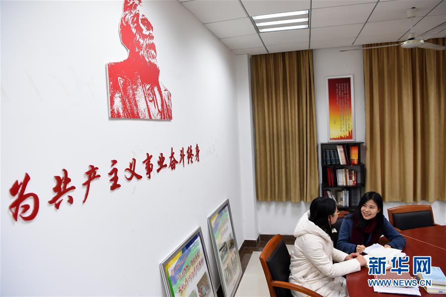 (新华全媒头条·图文互动)(3)凝心铸师魂 立德育新人——以习近平同志为核心的党中央关心教师队伍建设纪实