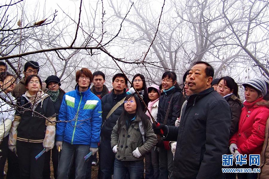(新华全媒头条·图文互动)(7)凝心铸师魂 立德育新人——以习近平同志为核心的党中央关心教师队伍建设纪实